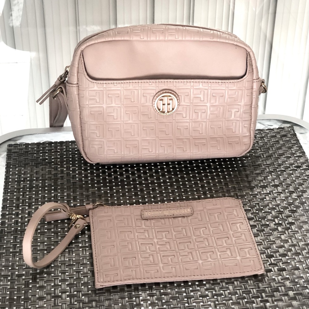 2PC TOMMY HILFIGER BLUSH PINK CROSSBODY SHOULDER BAG WITH MATCHING WRISTLET NEW